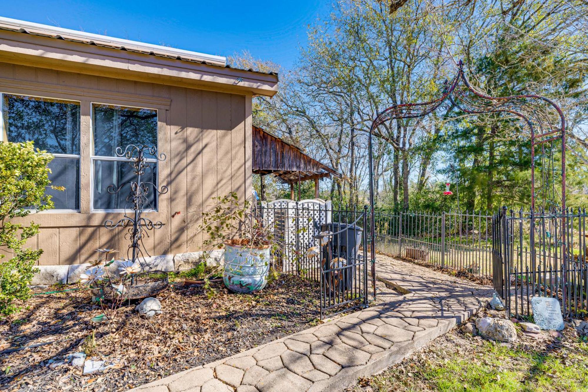 Вилла College Station Getaway With Hot Tub And Courtyard! Экстерьер фото