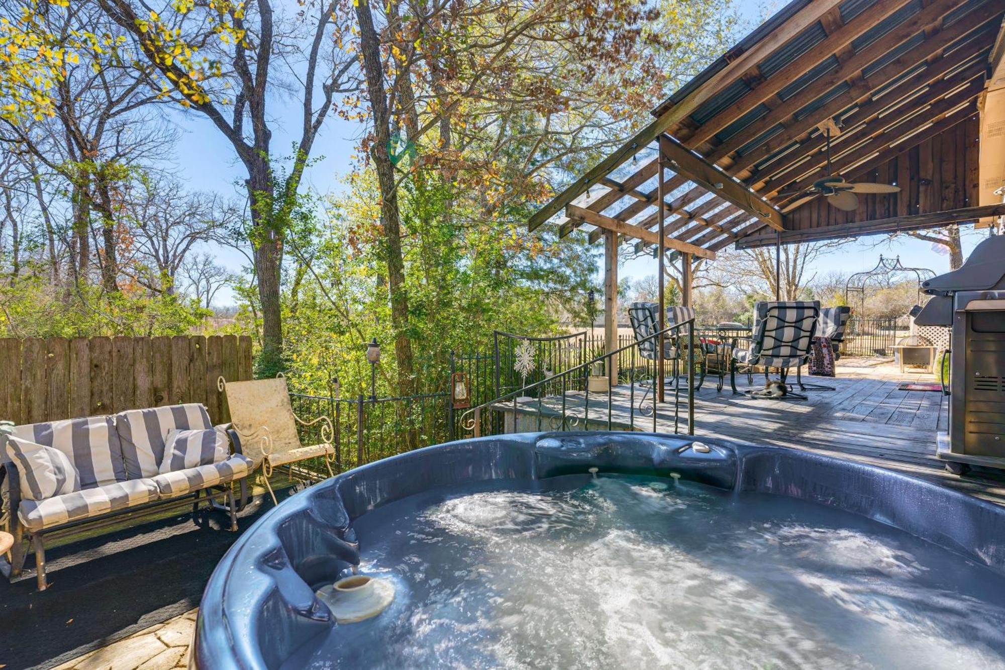 Вилла College Station Getaway With Hot Tub And Courtyard! Экстерьер фото